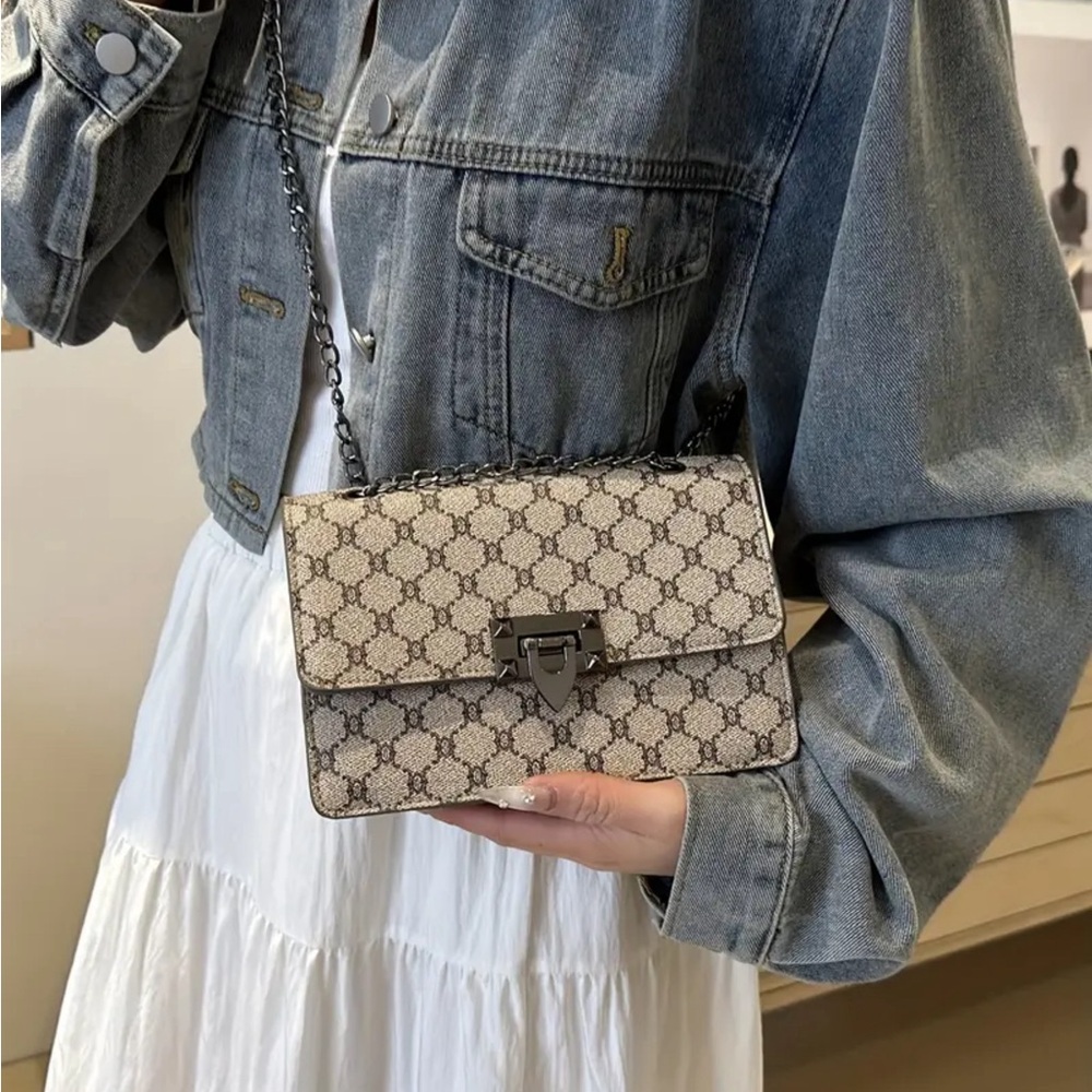 Women’s crossbody bag with chain strap